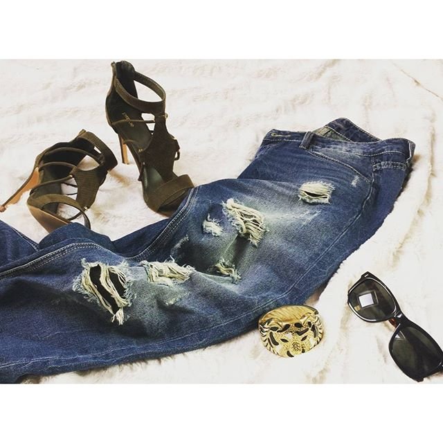 J'ai tellement envie de mettre des sandales... mais il ne fait pas beau... 😤 et vous quelles sont vos envies du moment?
#blog #bloggerstyle #blogger #blogmode #fashionblogger #fashion #fashionblog #heels #destroy #sunglasses #ootd #outfit #outfitoftheday #love #instastyle #instadaily #instagirl #style #inspiration #frenchblogger #picoftheday