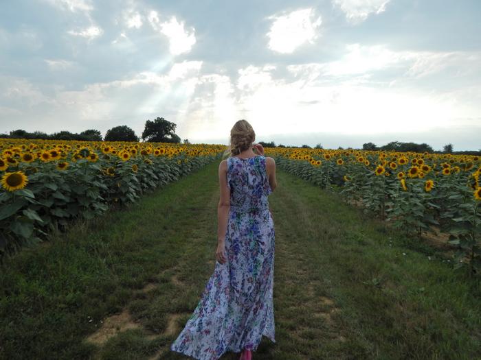 look estival avec la pièce tendance du moment: la robe longue fleurie