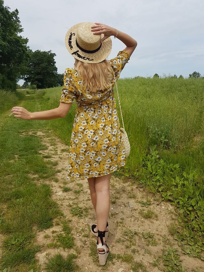 look été 2018 robe fleurie chapeau de paille